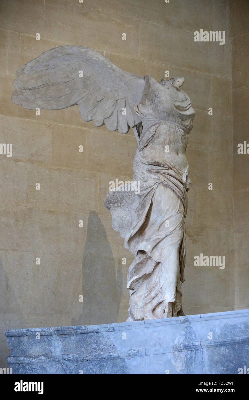 winged victory of samothrace louvre museum