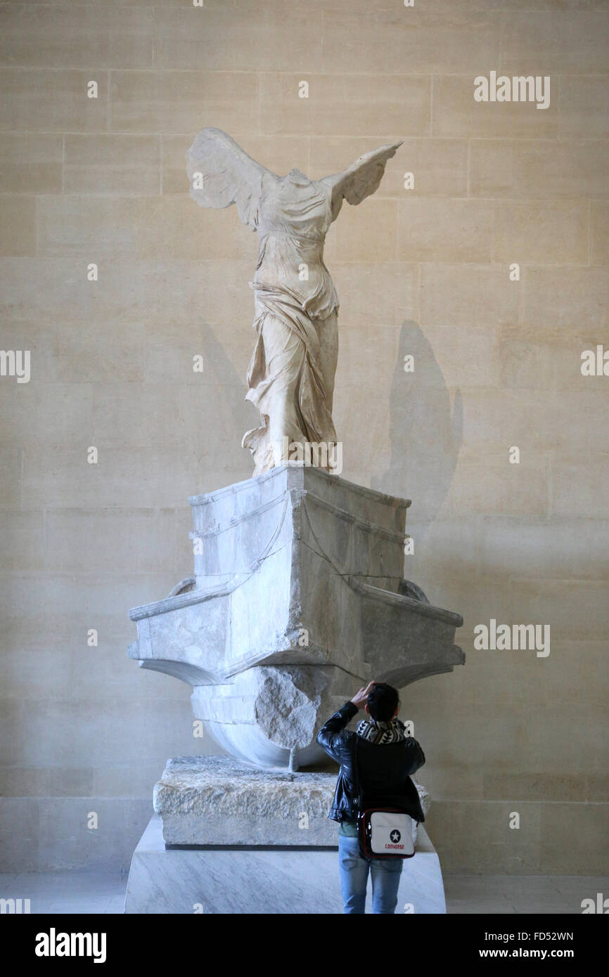 winged victory of samothrace louvre museum