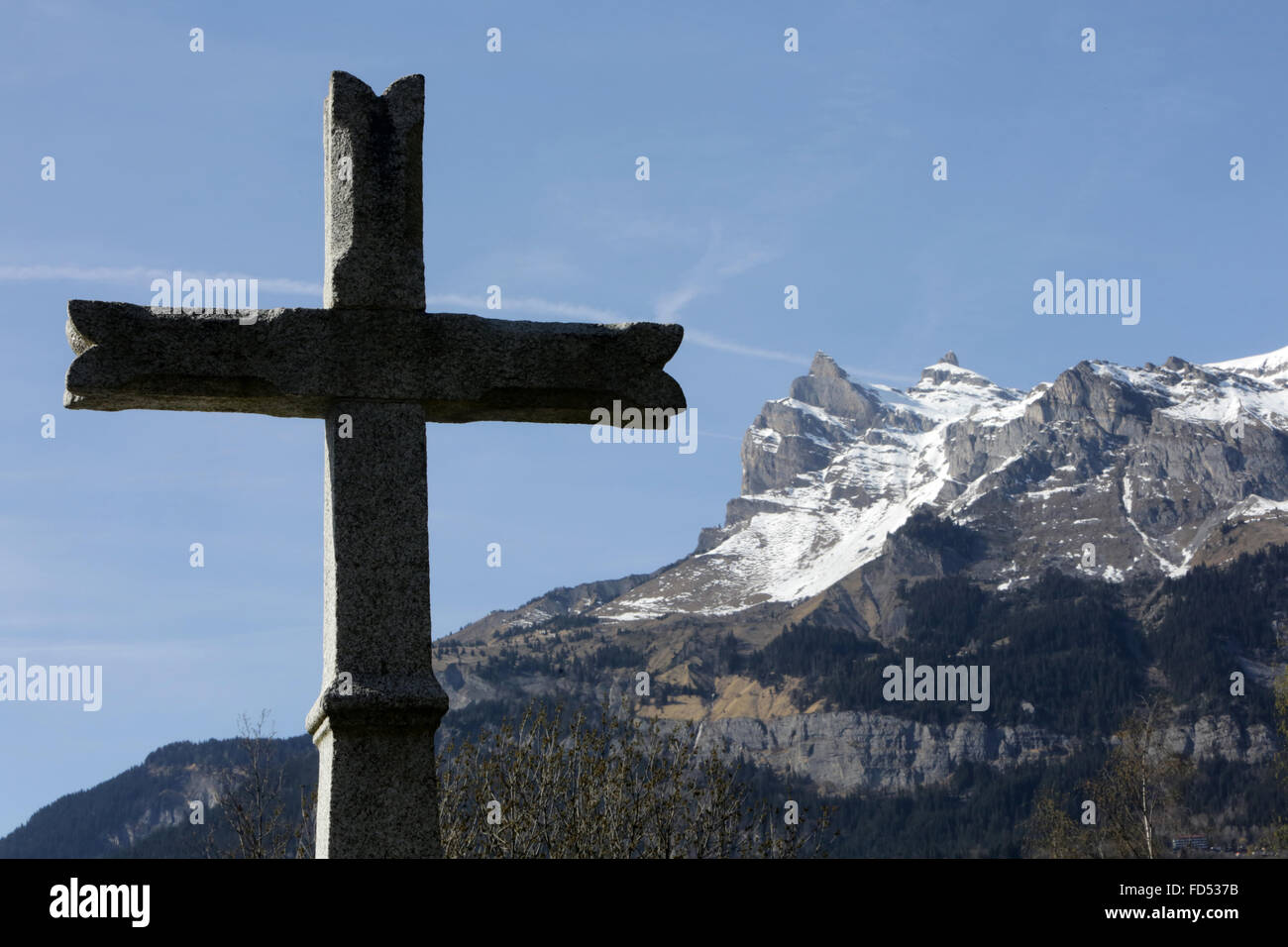 Cross. Passy cemetery. Aiguille de Varan and Col de Barmerousse. Stock Photo