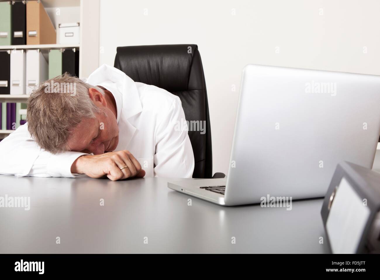 People sleeping at their desk hi-res stock photography and images - Alamy