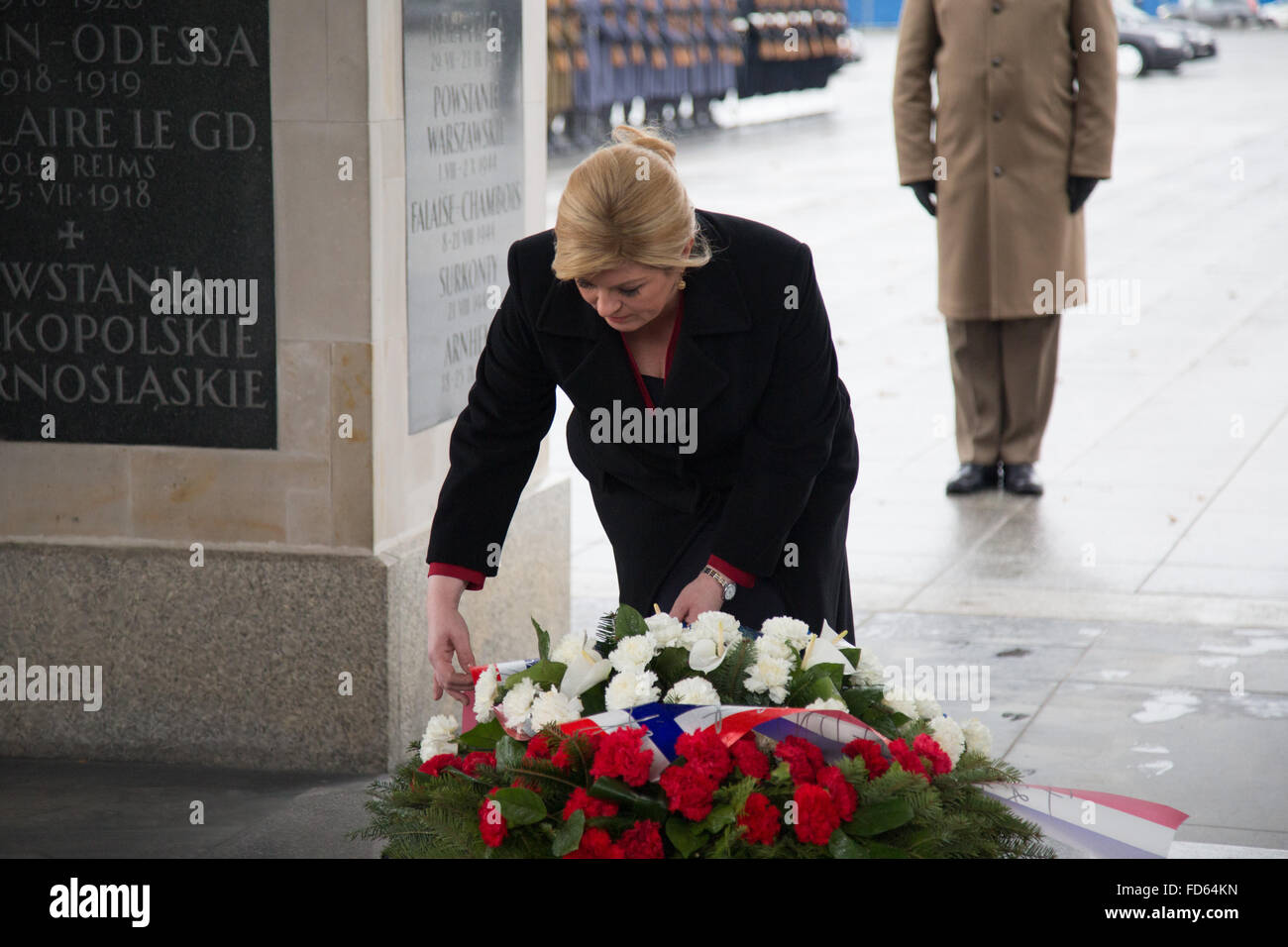 Warsaw, Poland. 28th Jan, 2016. President of Croatia Kolinda Grabar-Kitarovic lay flowers at Tomb of the Unknown Soldier on 28 January 2016 in Warsaw, Poland. Credit:  MW/Alamy Live News Stock Photo