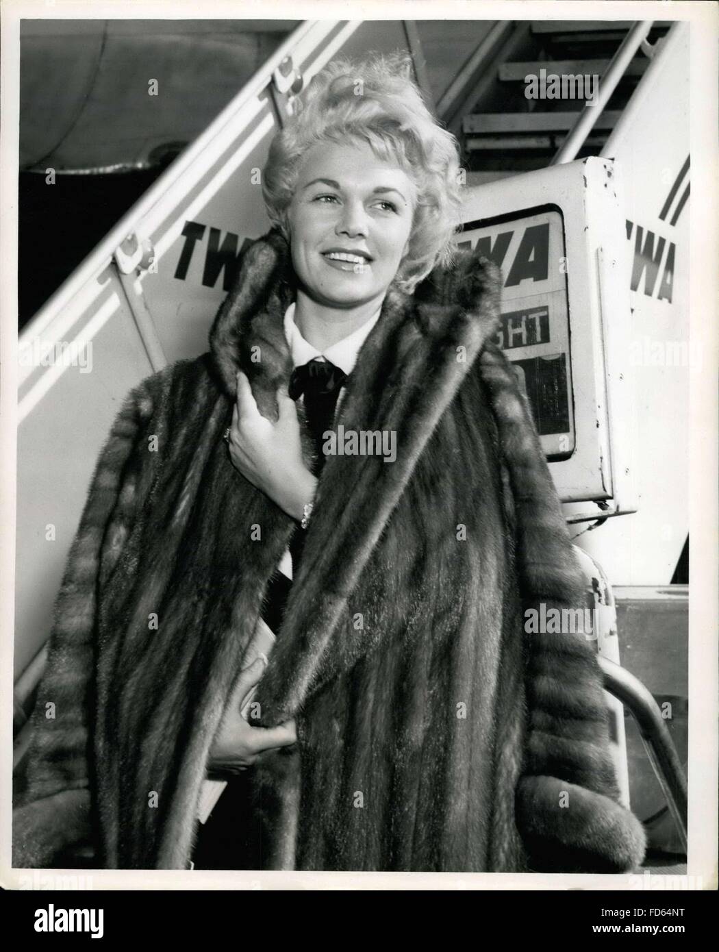 1962 - Idlewild Airport, N.Y., Oct. 18 - Pretty Marilyn Hilton, Daughter-in-law of Hotelman Conrad Hilton, wards off the chill breeze on her arrival via TWA from Los Angeles. Mrs. Hilton, the Mother of Six, Accompanied her Husband, Barron, for a ten day business trip in town. © Keystone Pictures USA/ZUMAPRESS.com/Alamy Live News Stock Photo