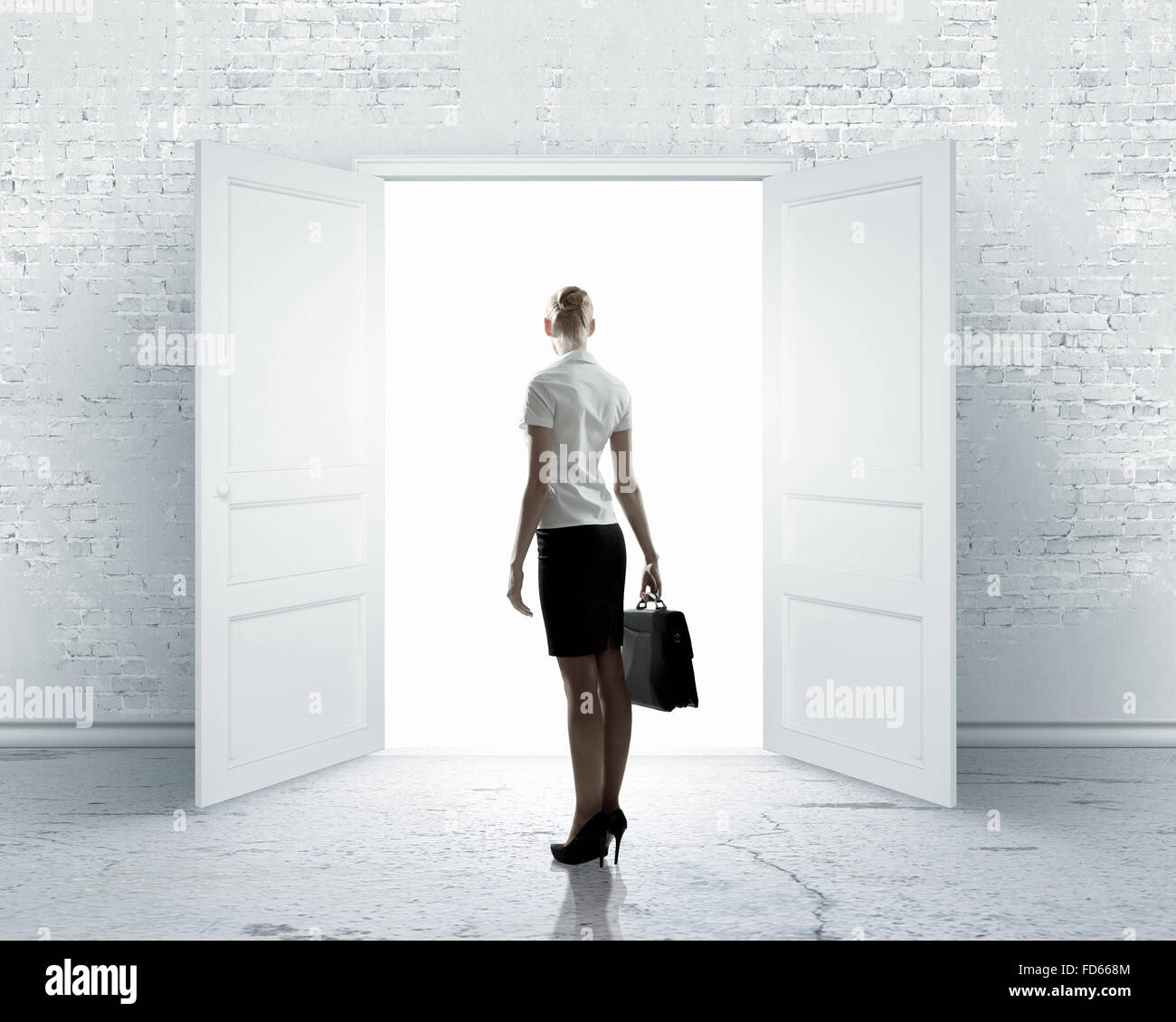 Дверь открывается. Девушка перед дверью. Перед нами двери открыты. Приоткрытая дверь. Дверь в другой мир.