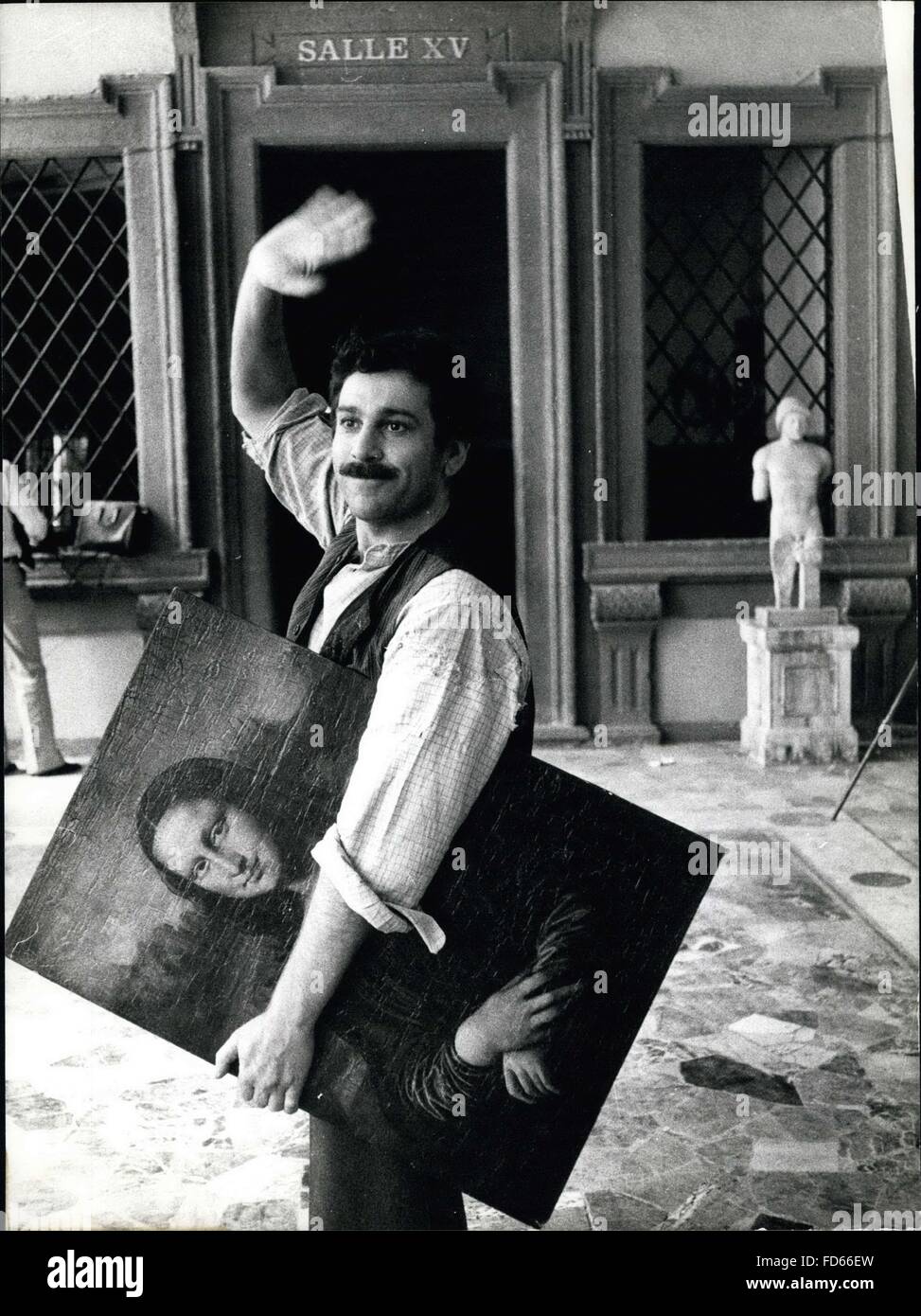 1968 - Rome: The Italian Television Br. is turning a special regarding the famous ''the theft of te Gioconda'' that taken place in the Museum of Louvre in Paris. The sector Enzo Cerusico is playing the role of Tommaso Perugia the theif of the peinture Photo Shows Actor Enzo Cerusico, as the thief Tommaso Perugia, in action. © Keystone Pictures USA/ZUMAPRESS.com/Alamy Live News Stock Photo