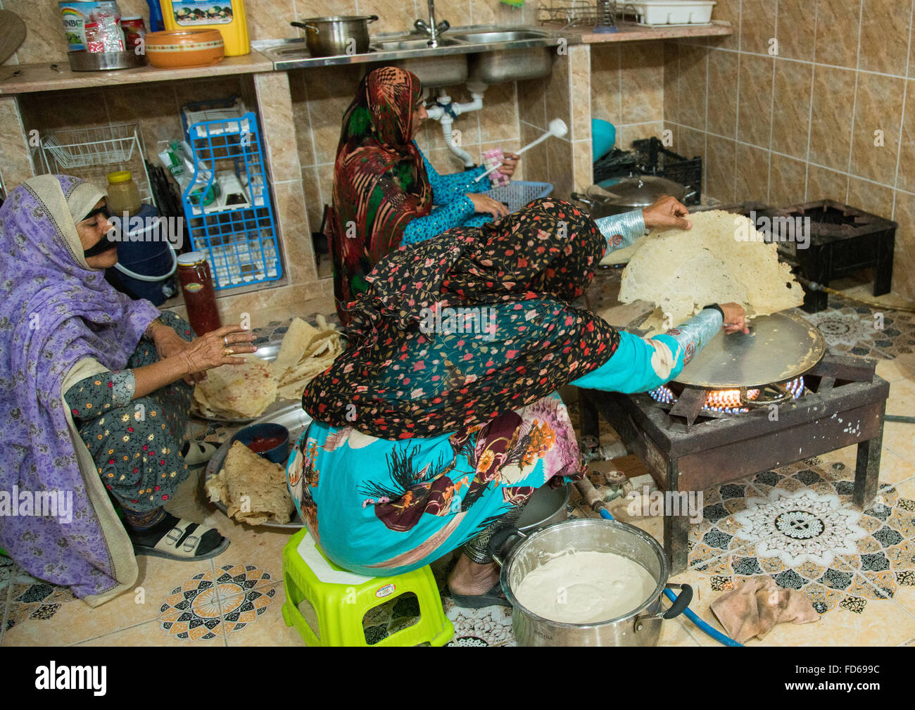 Muslim women wearing face masks hi-res stock photography and images - Alamy