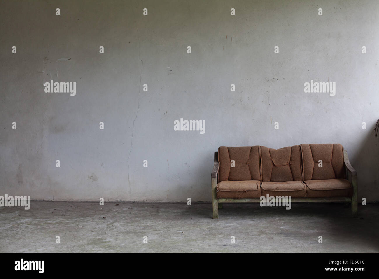 Old fashioned sofa wall hi-res stock photography and images - Alamy