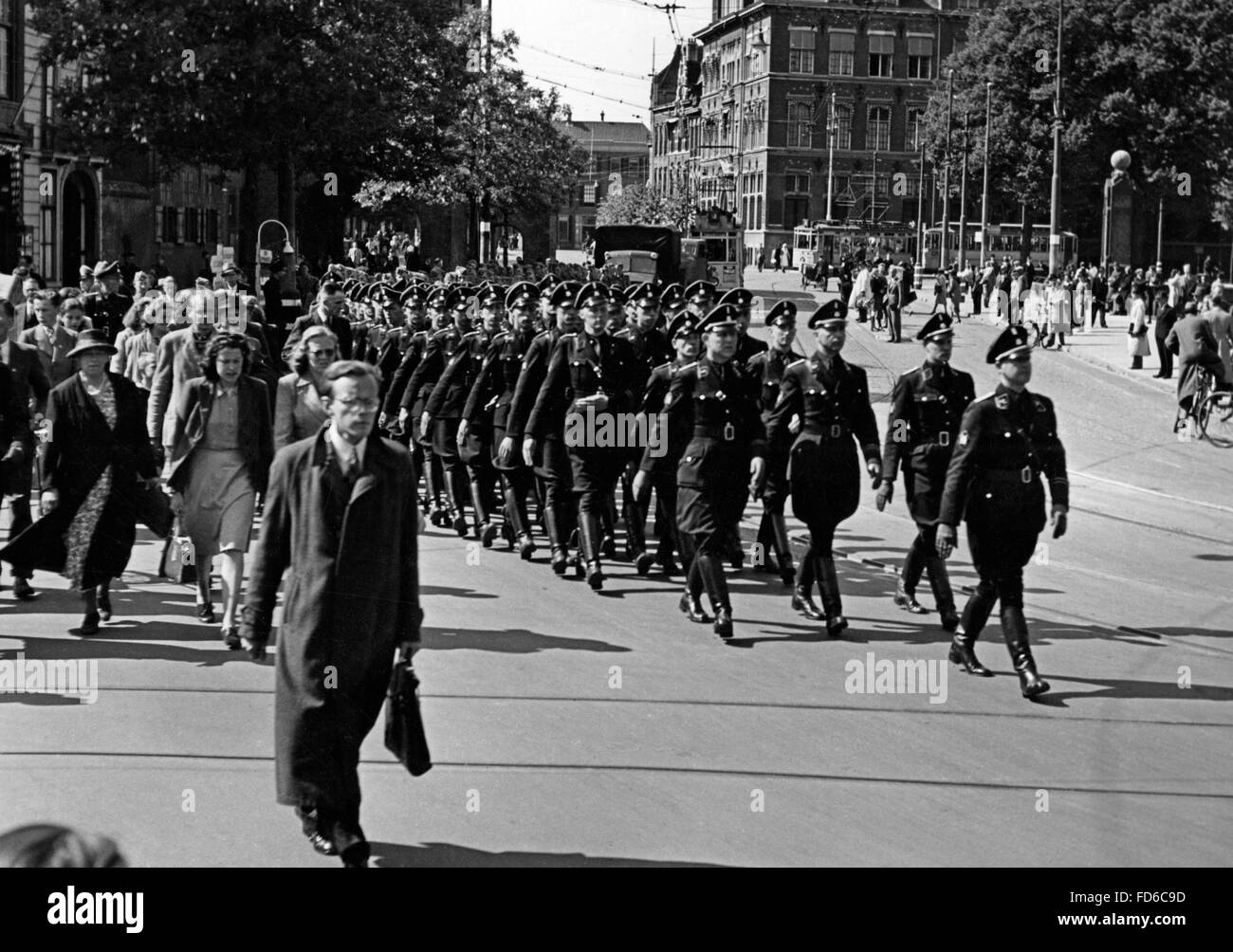 Dutch SS-people march in Den Haag, 1942 Stock Photo - Alamy