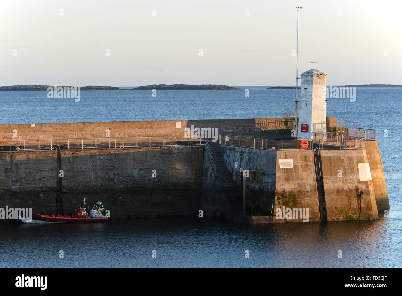 Fishing boats seahouses harbour hi-res stock photography and images - Alamy
