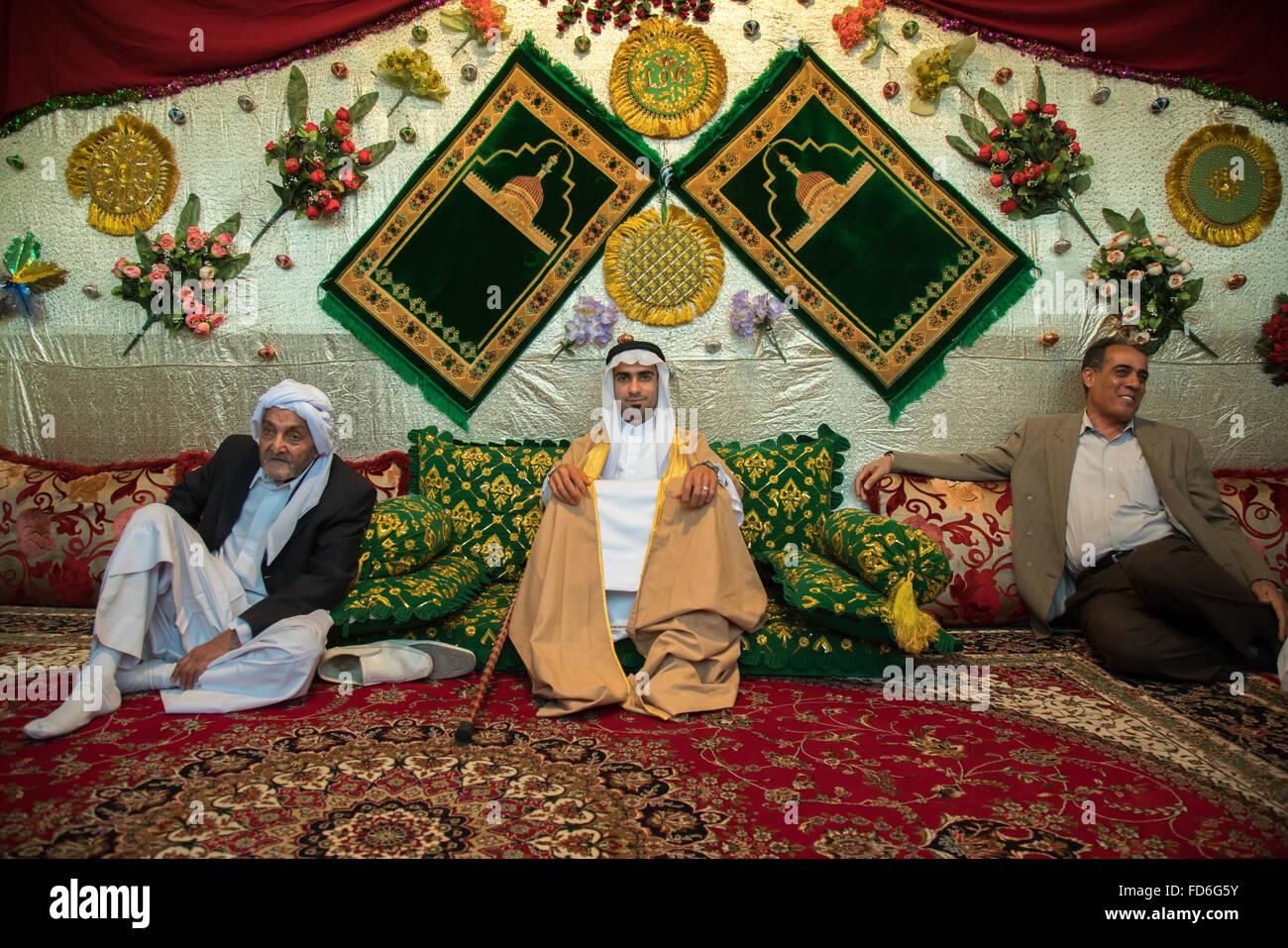Traditional clothes iran hi-res stock photography and images - Alamy