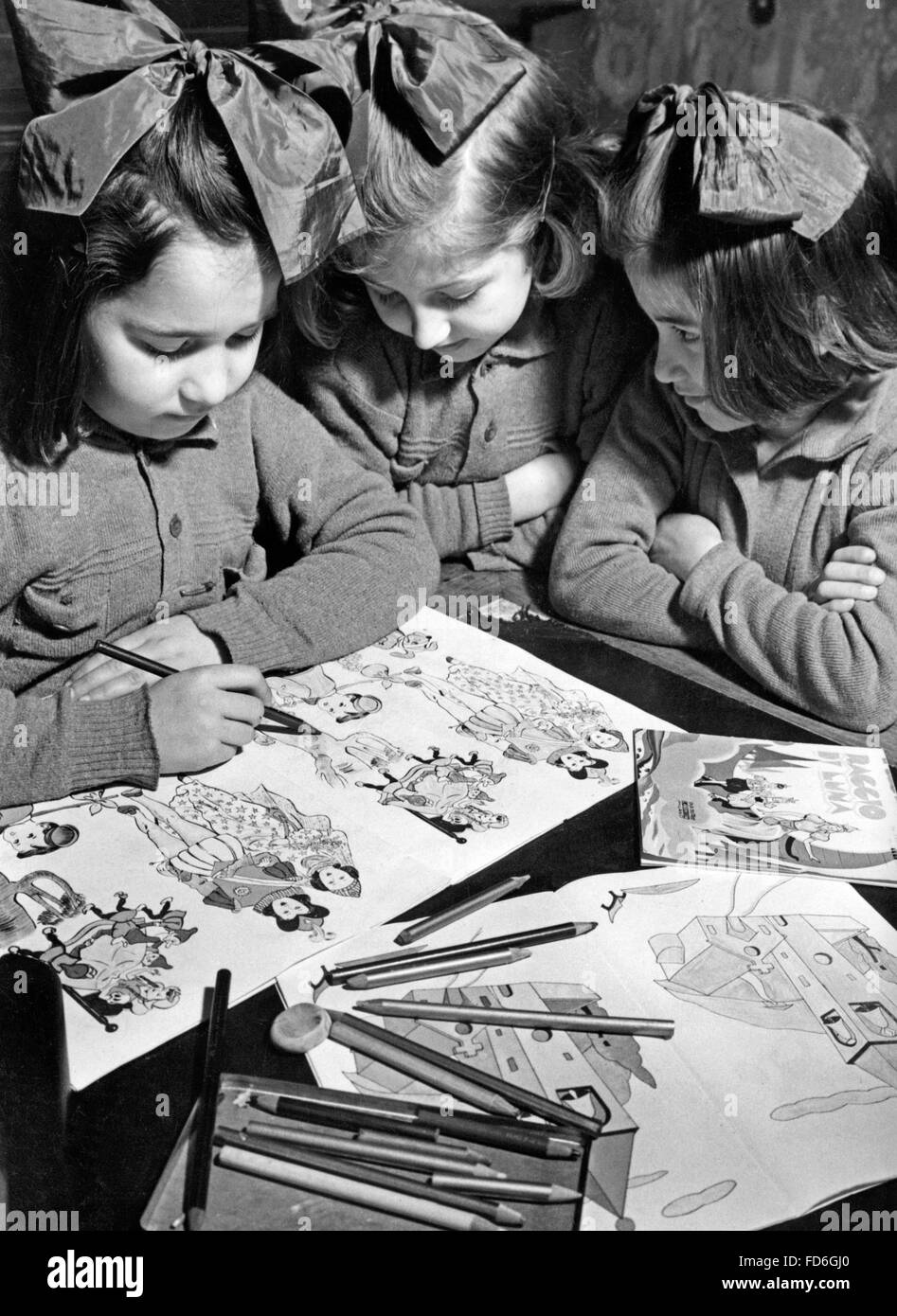 Girls with coloring book in Condove/Susa in Italy, 1943 Stock Photo