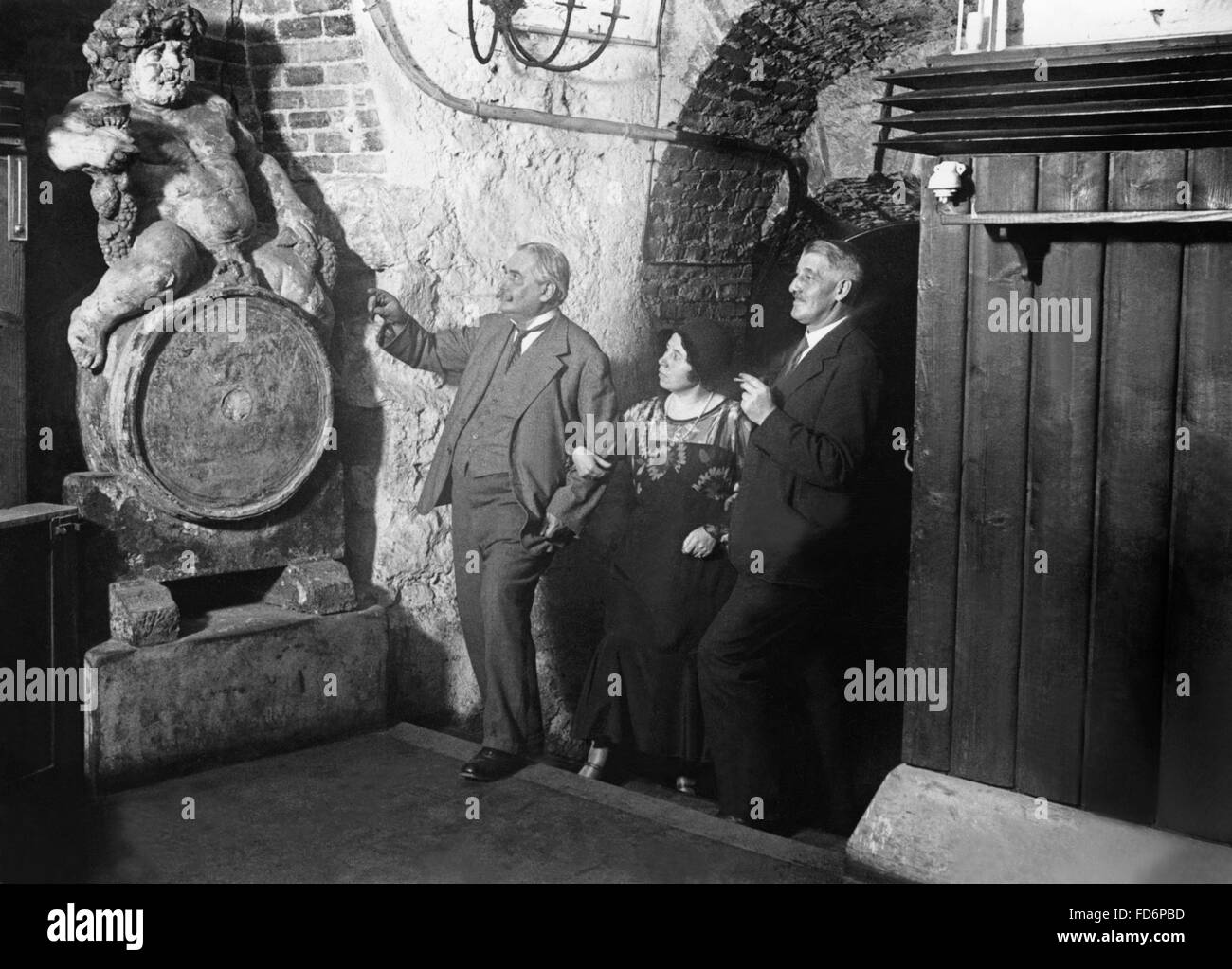 The basement restaurant 'Urbani Keller' in Vienna, 1932 Stock Photo Alamy