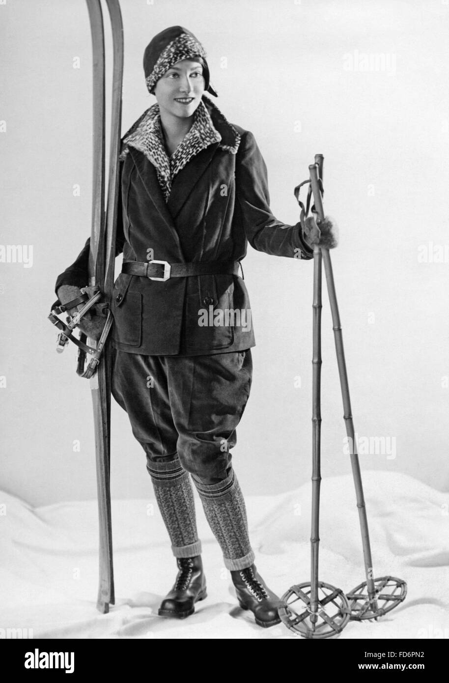 Fashion for female skiers, 1930 Stock Photo