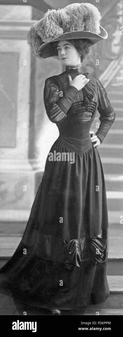 Women S Fashion 1910 Stock Photo Alamy
