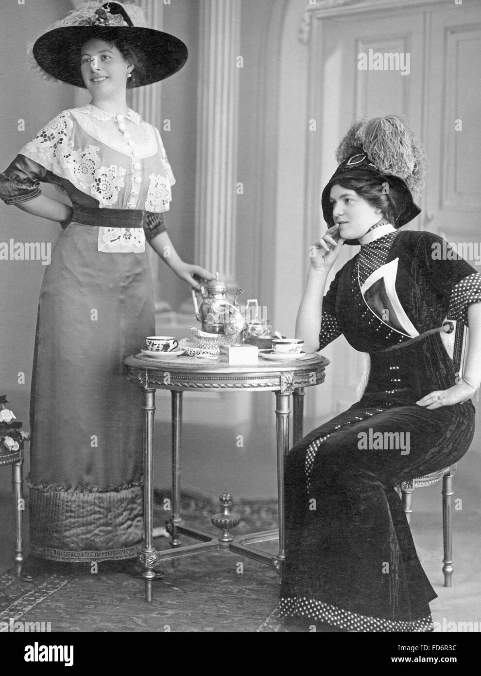 Women’s fashion, 1911 Stock Photo - Alamy
