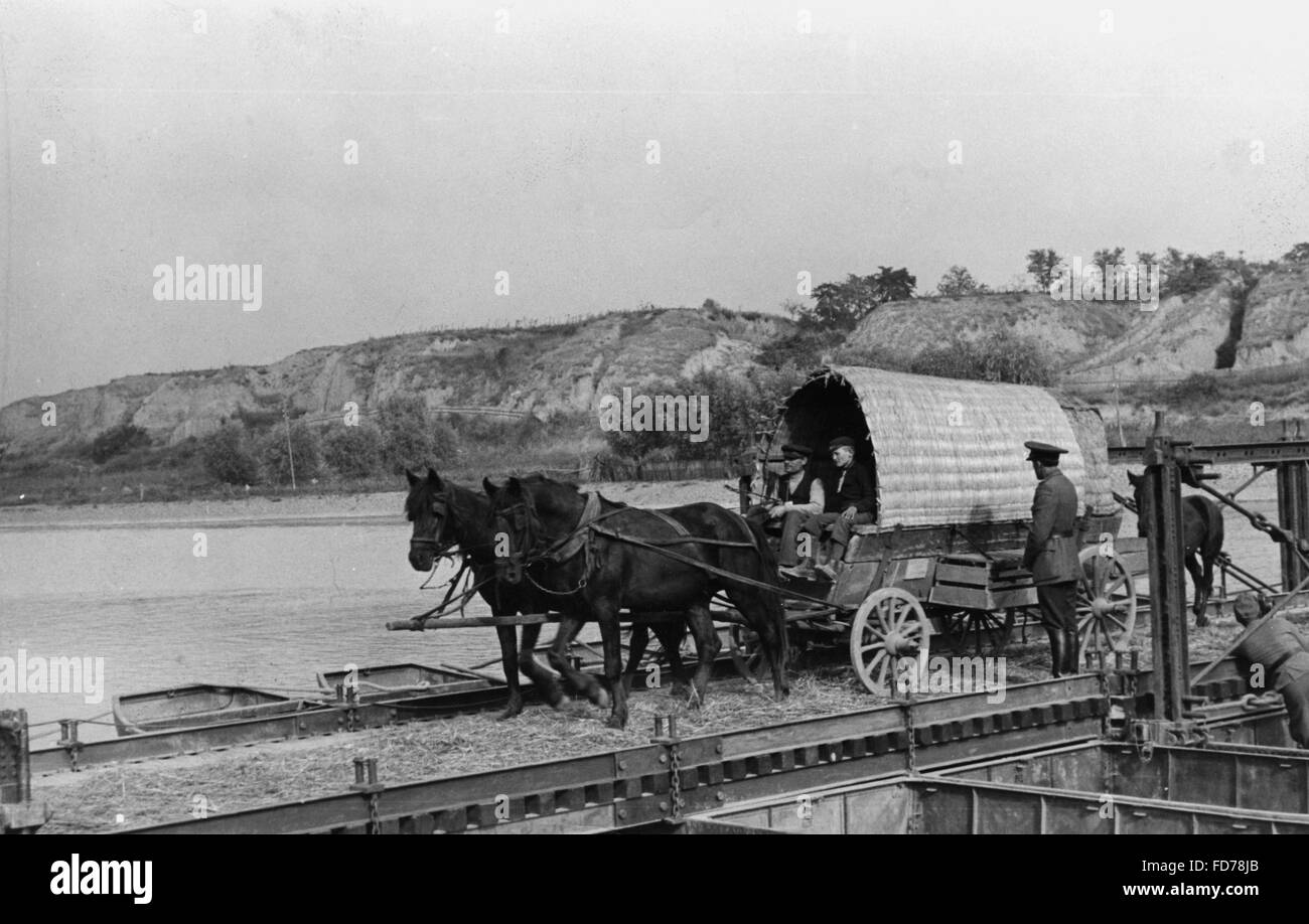 Bessarabia German settlers on the Prut River, 1940 Stock Photo