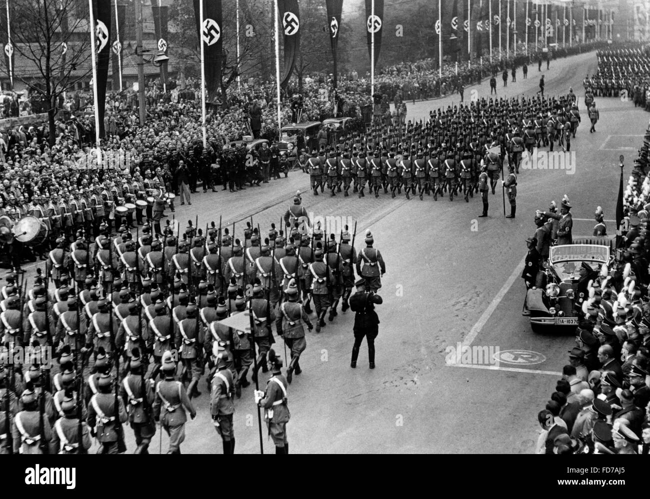 Police parade in front of the Fuehrer, 1930er Stock Photo