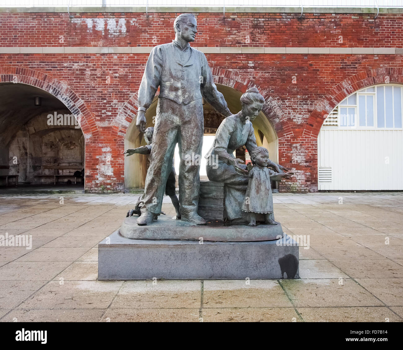 A bronze sculpture of an emigrant family  to commemorate the Europeans that left for the USA. Sculpted by Mark DeGraffenried Stock Photo