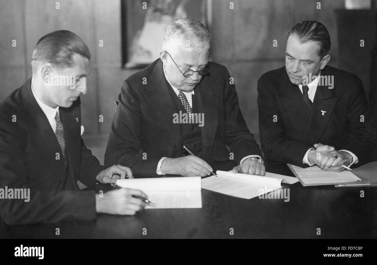 Hadamovsky, Chamiec and Boeckmann signing the German-Polish Radio Agreement, 1934 Stock Photo