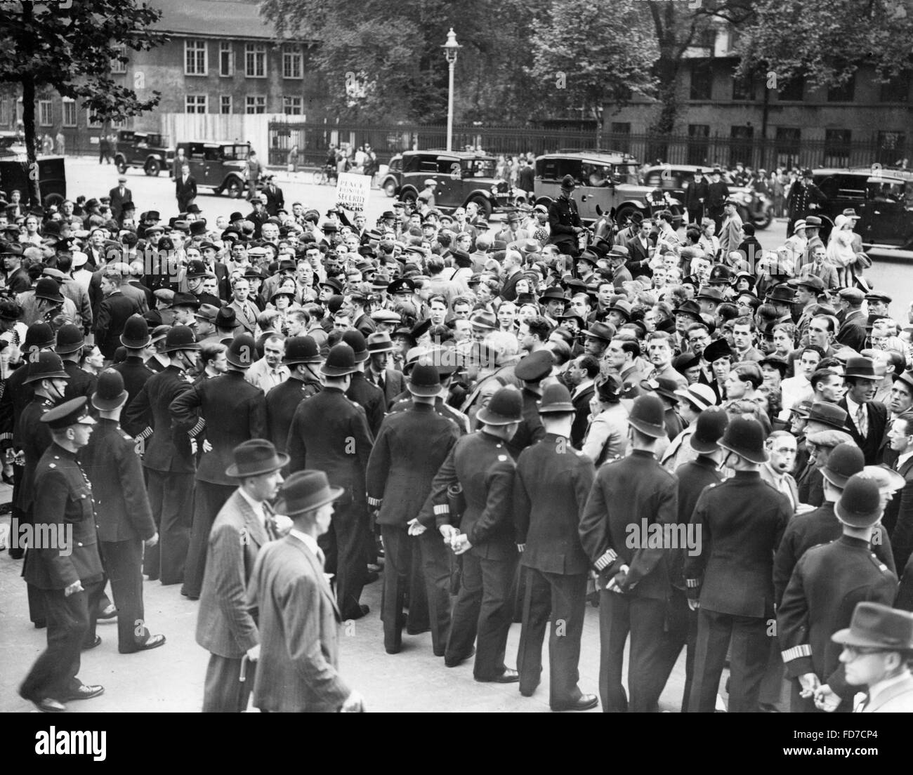 Crowd in front of 10 Downing Street, London 1938 Stock Photo