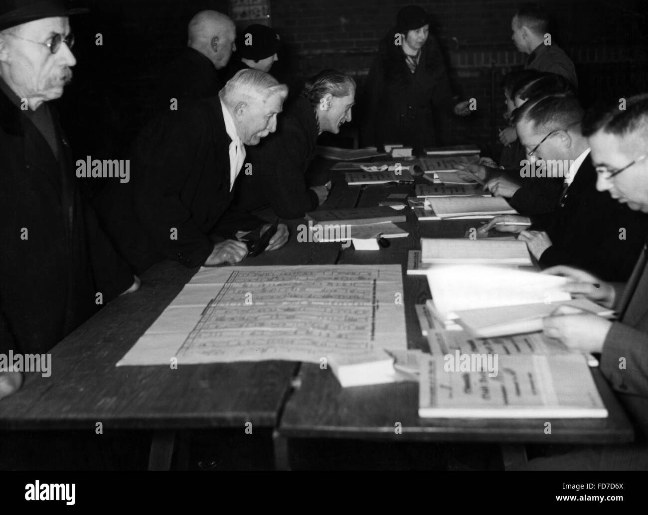 Viewing the electoral list for the Reichstag election 1936 in Berlin
