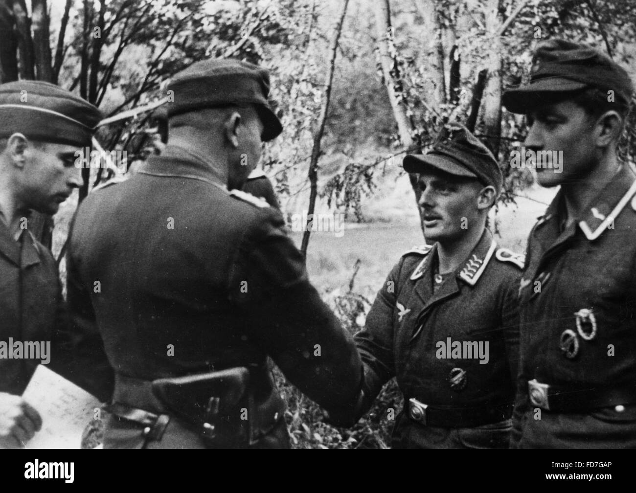 Captain congratulates the commander of a paratroopers-shock troop in Holland, 1944 Stock Photo