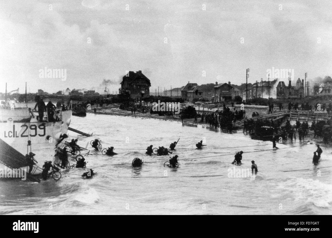 Canadian soldiers on Juno Beach, 06.06.1944 Stock Photo