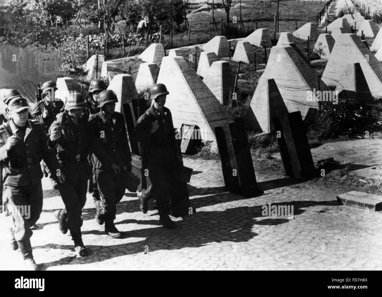 Wehrmacht soldiers at the Western Wall, 1944 Stock Photo Alamy