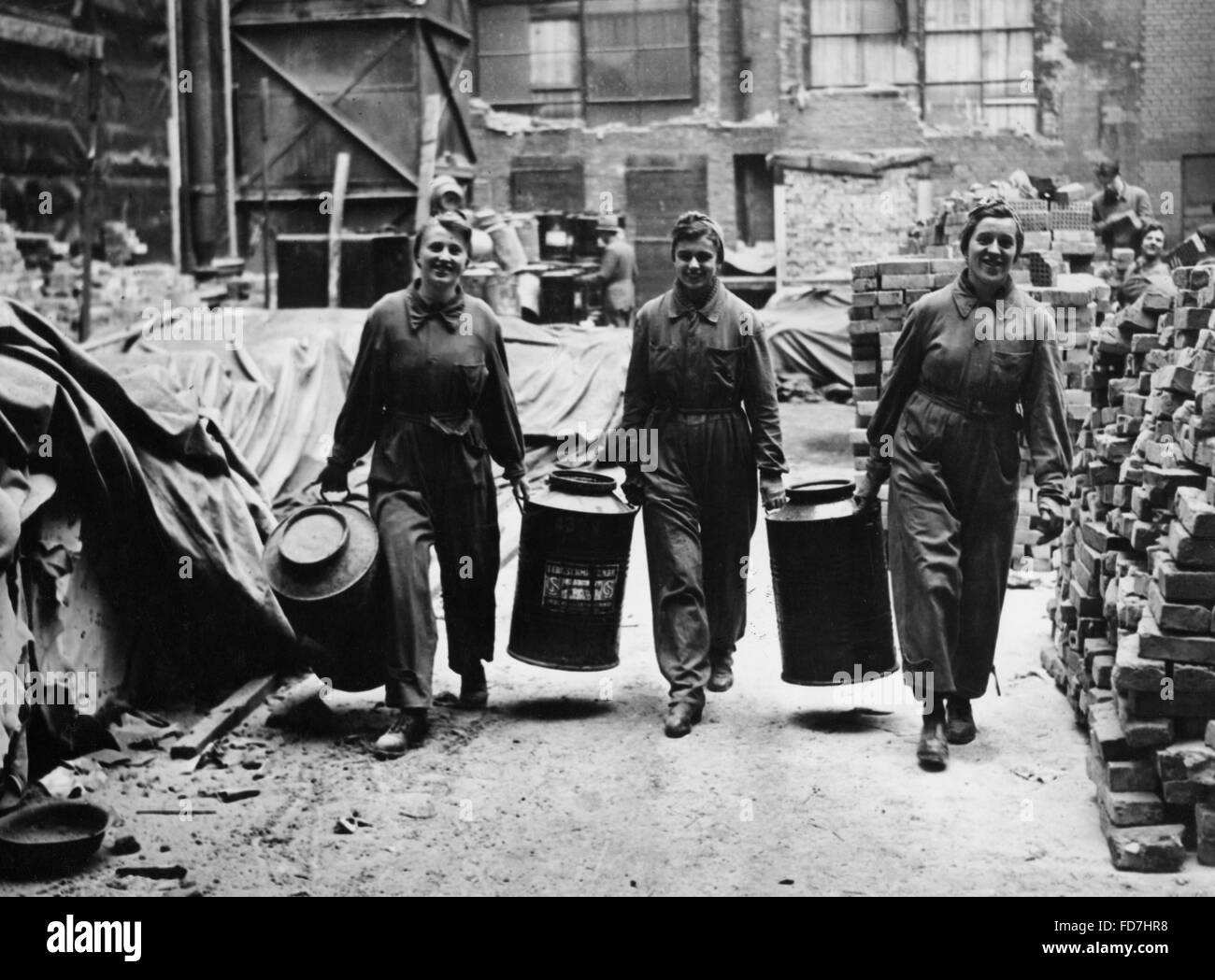 Cleaning up after bomb hits in Berlin, 1943 Stock Photo Alamy