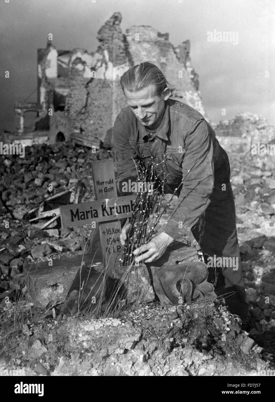 Mourner at the grave of an air war victim in Dueren Stock Photo
