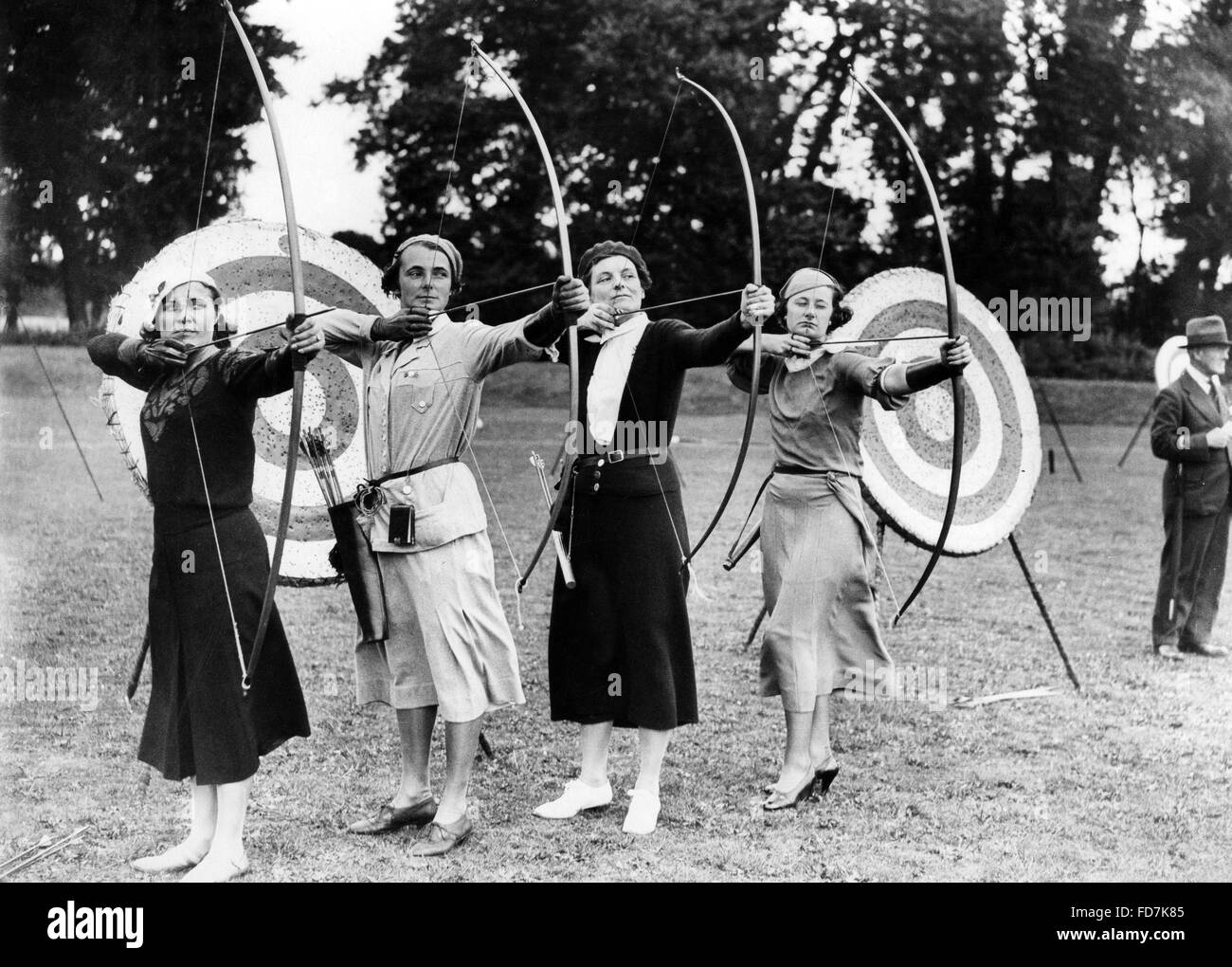 Archeresses practicing at the Ranelagh Club in London, 1933 Stock Photo