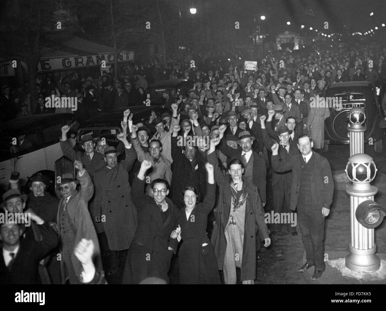 Supporters of the Popular Front are happy about the election victory in France, 1937 Stock Photo