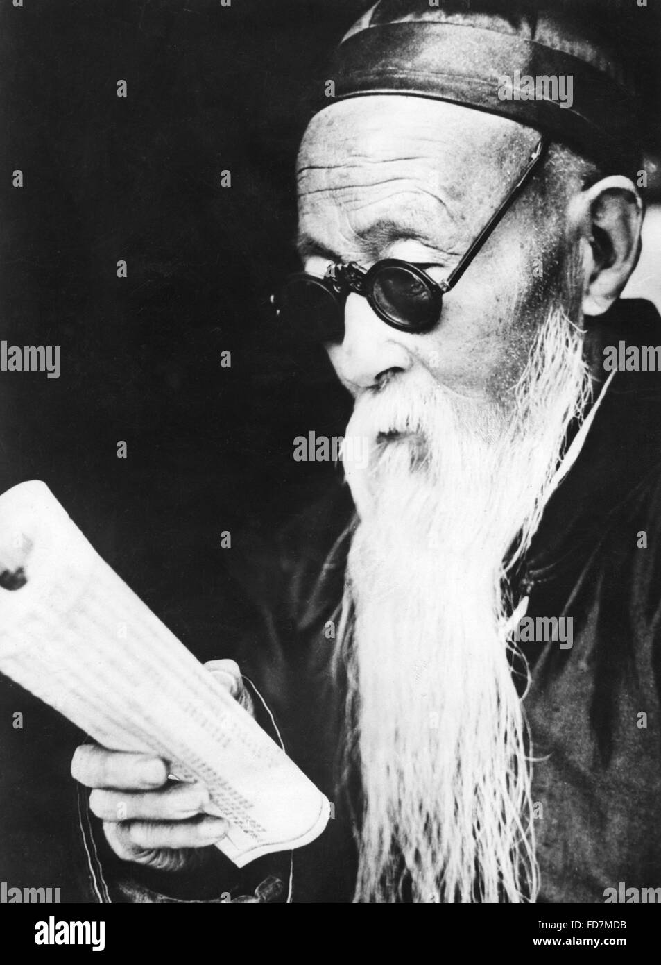 Old Chinese scholar in Gansu, 1930's Stock Photo