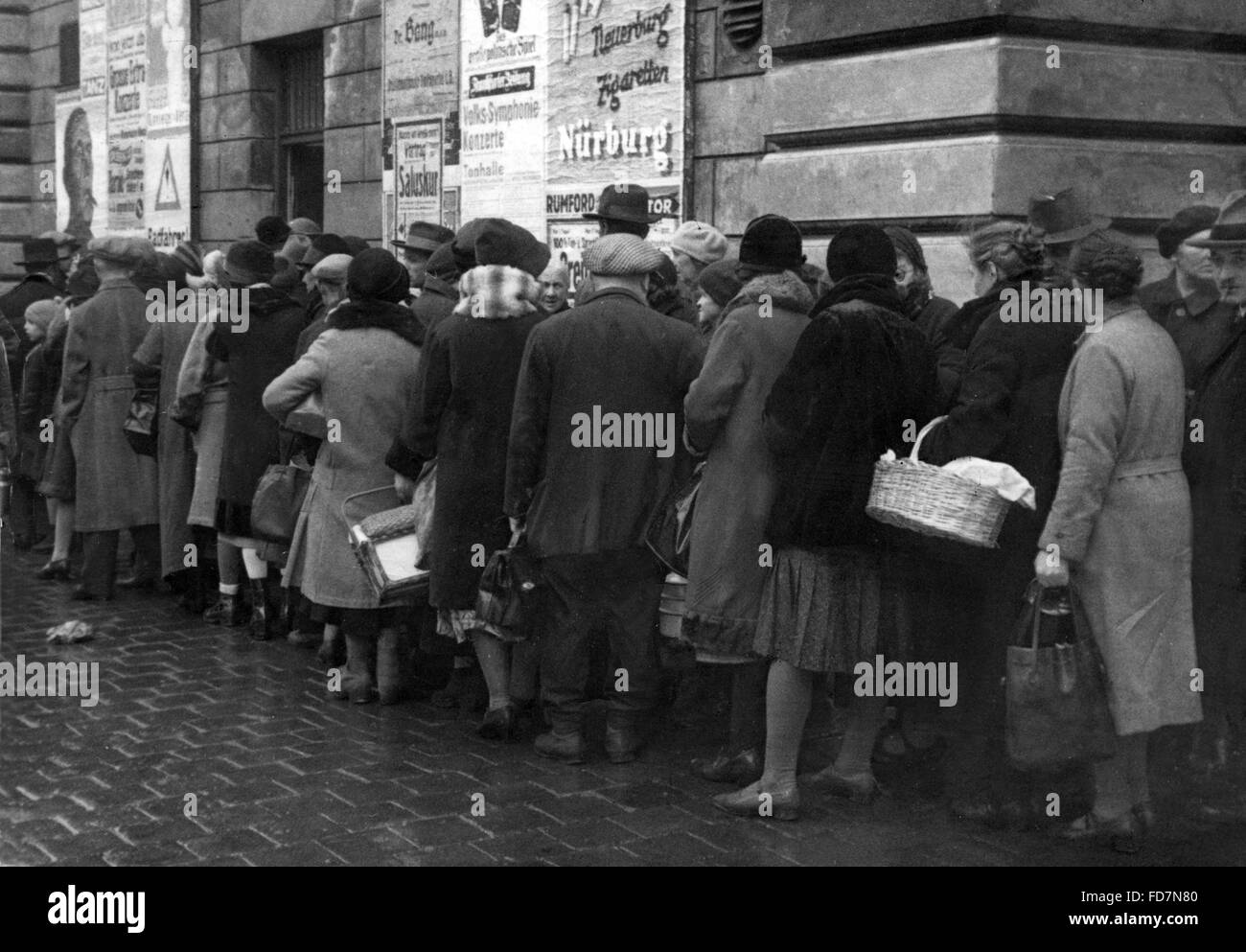 Inflation: misery, poverty of the population, queue during the inflation in Berlin, 1923 Stock Photo