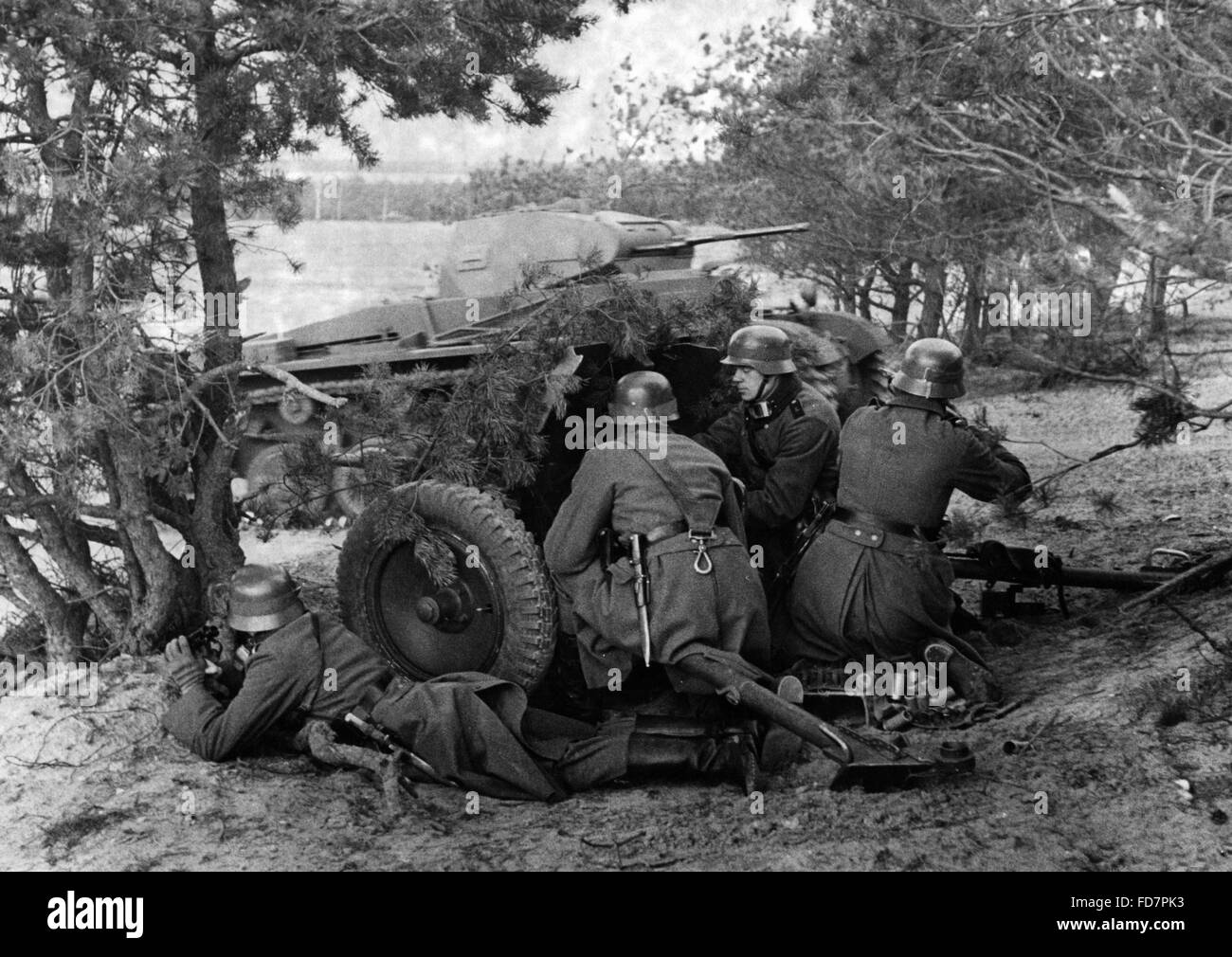 Tank and anti-tank gun in the Panzertruppenschule (Armoured Troops School) Wuensdorf, 1938 Stock Photo