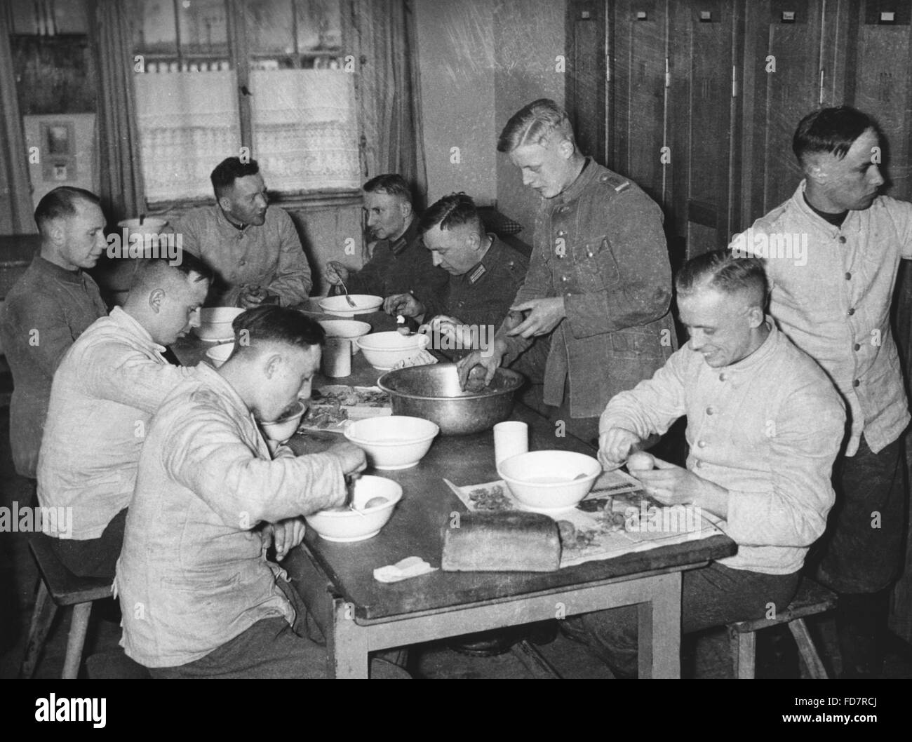 Lunch in a room of the 4th Infantry Regiment in the 30s Stock Photo