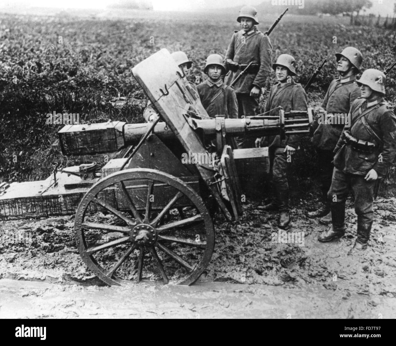 Field gun hires stock photography and images Alamy