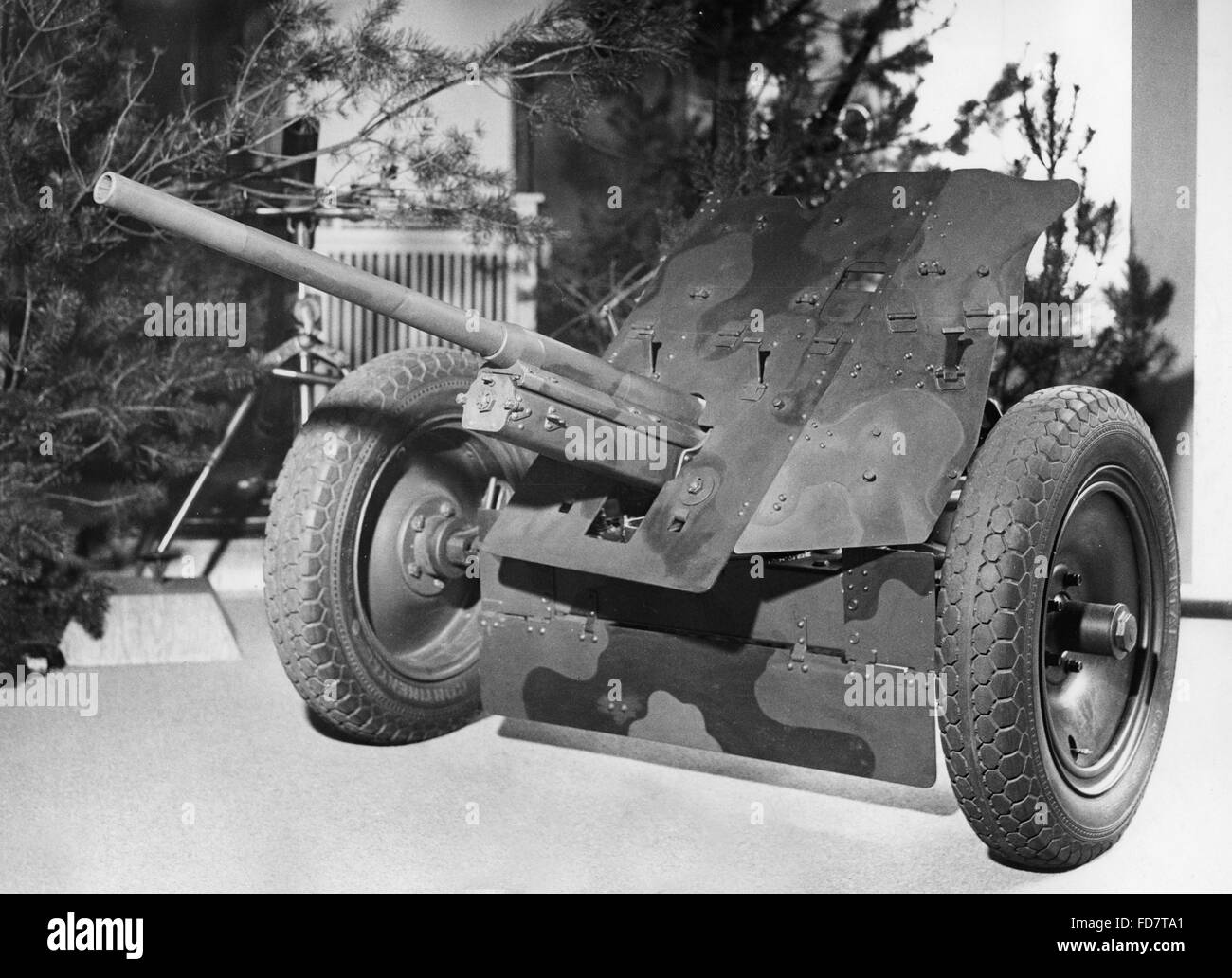 Gun in the showroom of the Rheinmetall-Borsig-Werke, 1937 Stock Photo