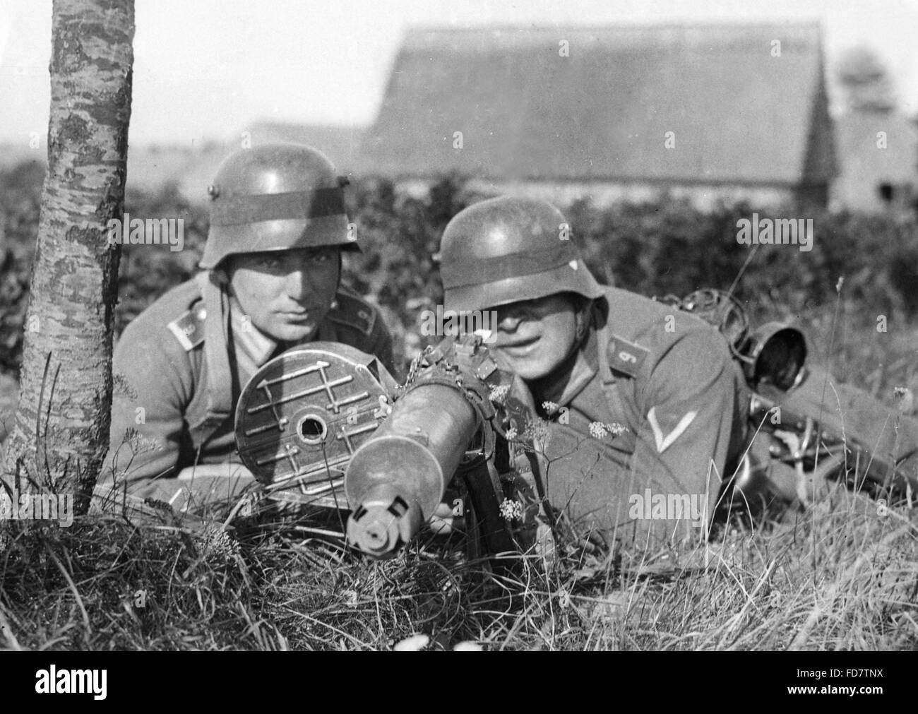 machine-gun-post-during-a-reichswehr-exercise-in-the-uckermark-1928-FD7TNX.jpg