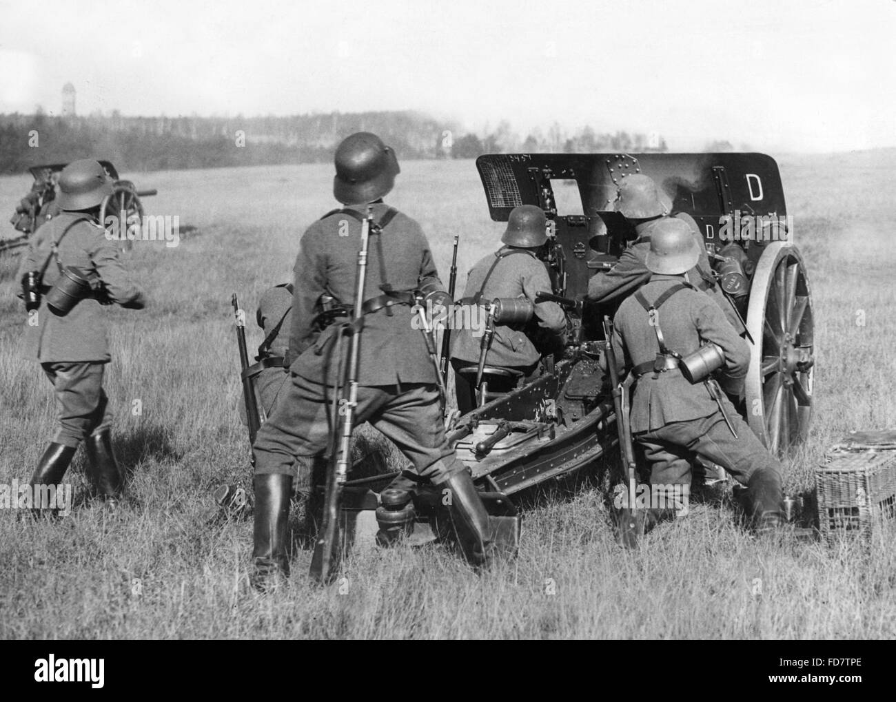 reichswehr-soldiers-with-guns-during-a-maneuver-early-1930s-FD7TPE.jpg