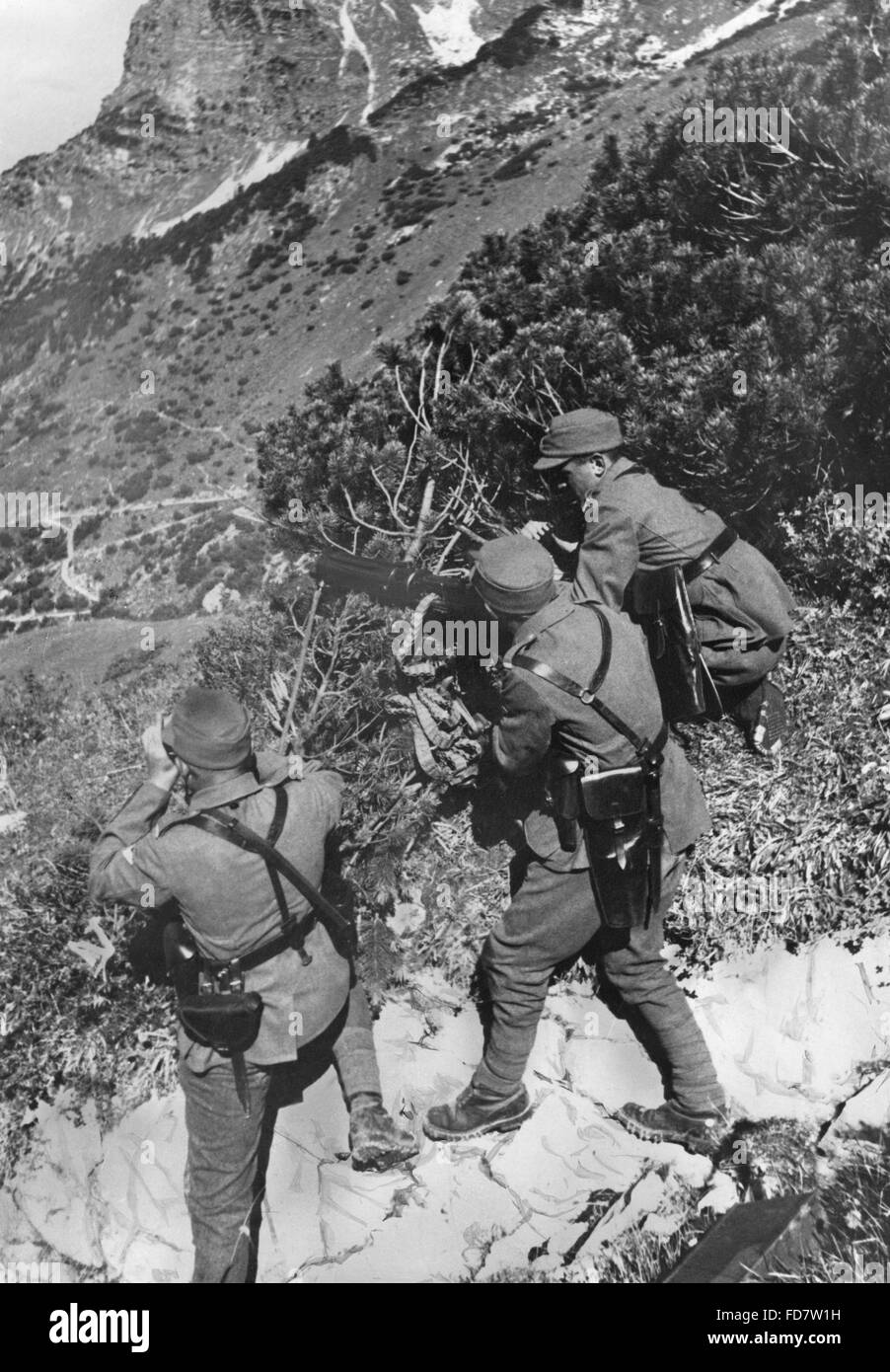 Reichswehr soldiers machine gun hi-res stock photography and images - Alamy