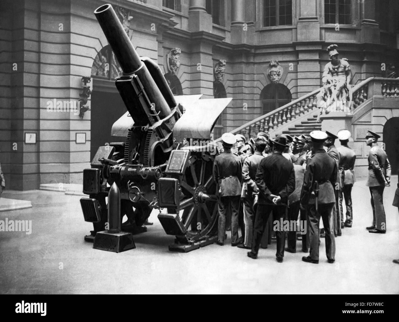 Instructor shows recruits of the Reichswehr an old cannon Stock Photo