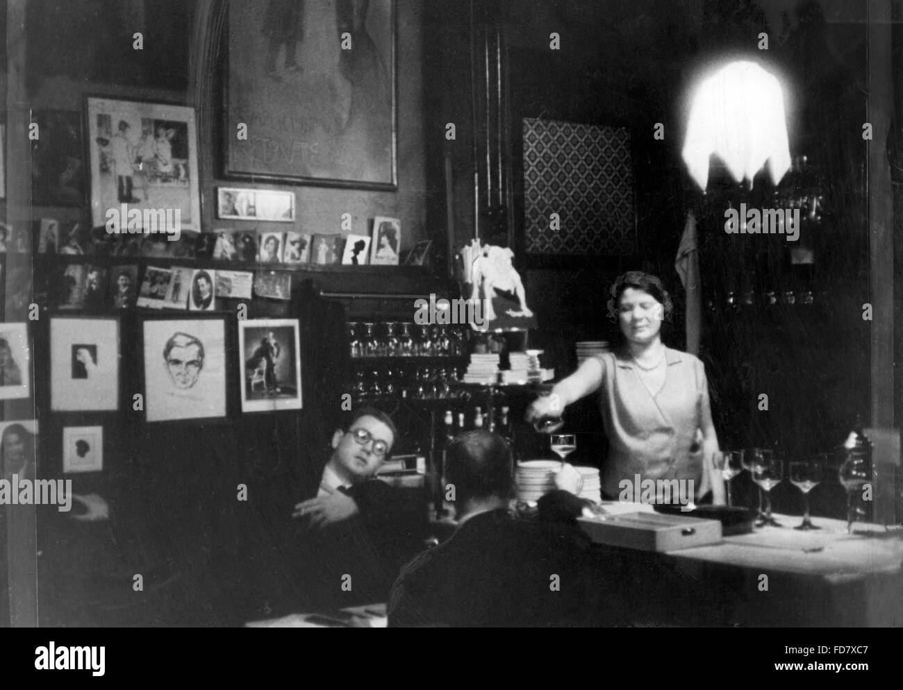 The artist tavern 'Simplizissimus' in Munich, 1920s Stock Photo Alamy