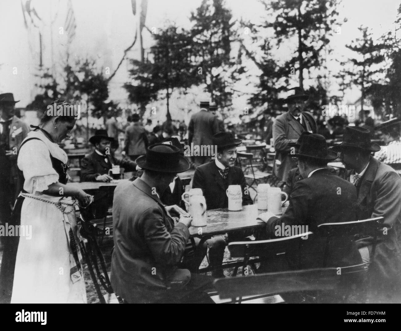 Beer garden at the Chinese Tower in Munich, 1910 Stock Photo