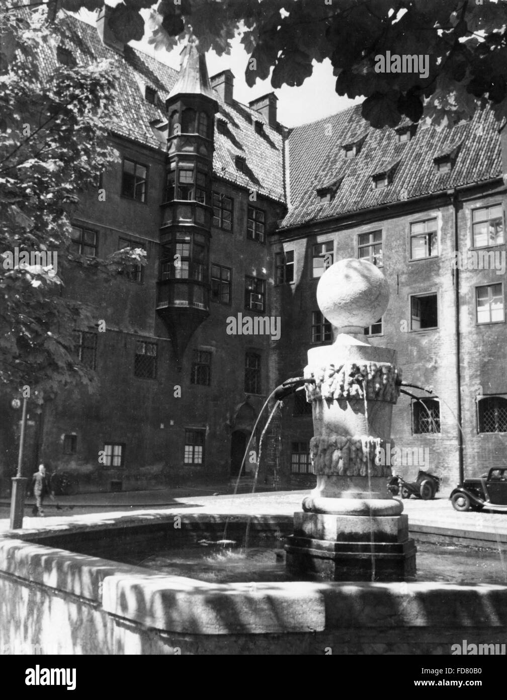 Fountain in the Alter Hof in Munich, 1942 Stock Photo - Alamy