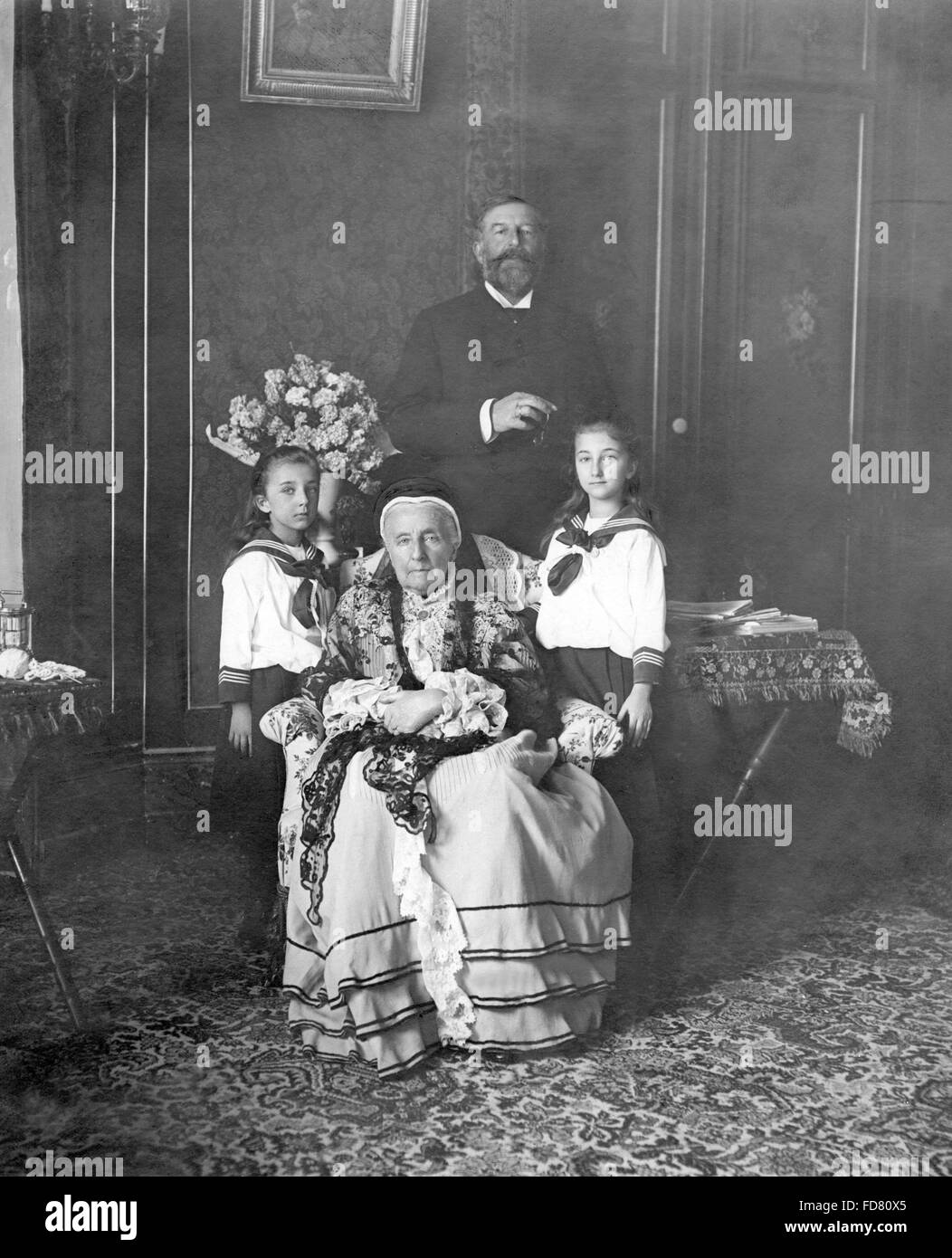 Clementine of Saxe-Coburg with Prince Philipp and grandchildren, 1905 Stock Photo