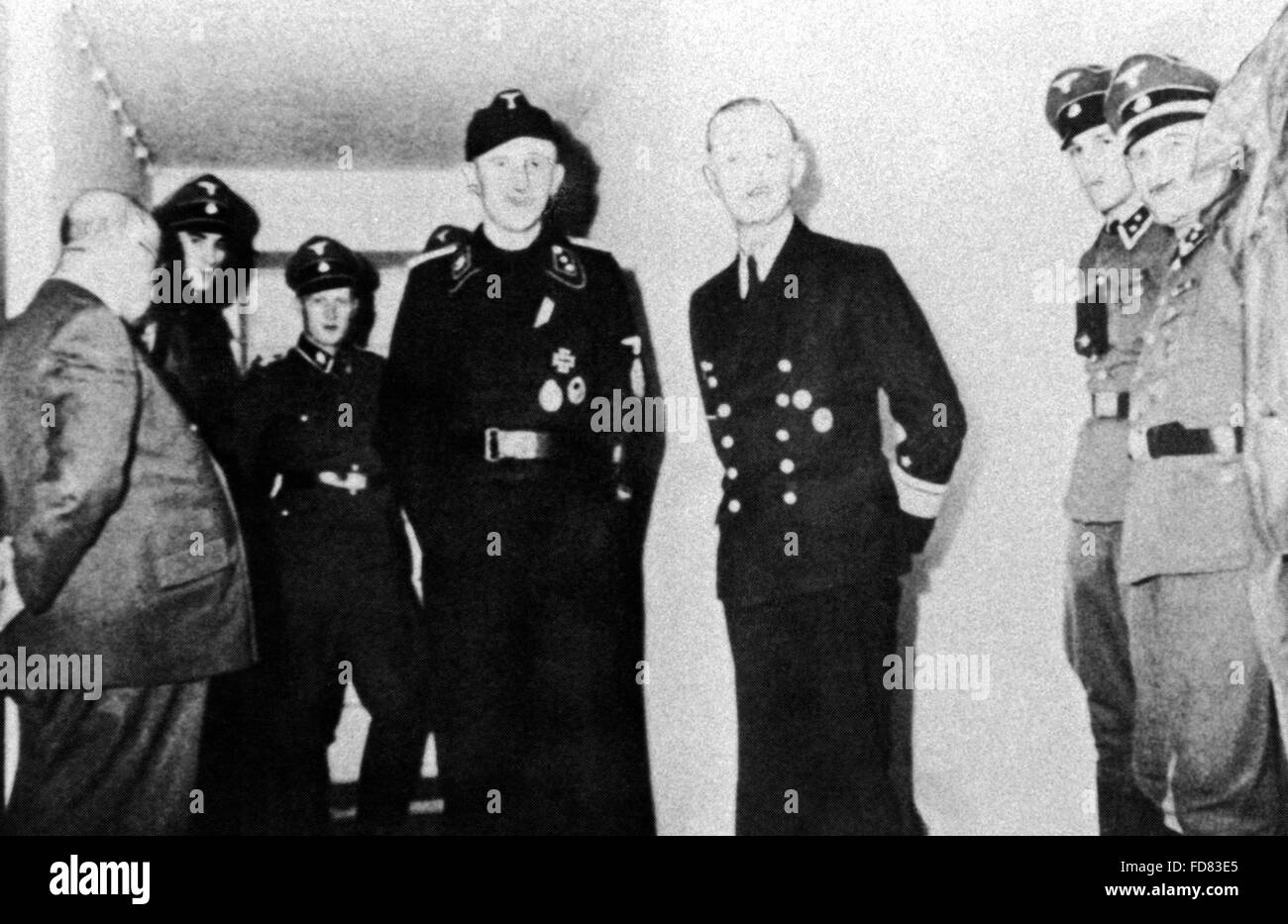 Dr. Theo Morrell and bunker guards in the Führerbunker, 1945 Stock Photo