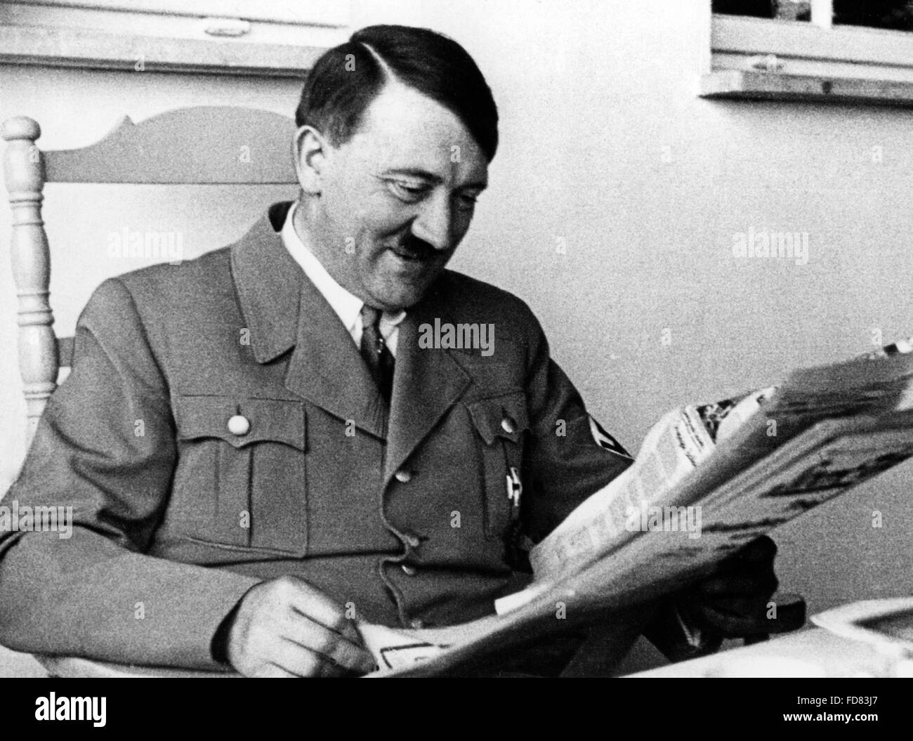 Adolf hitler reading newspaper hi-res stock photography and images - Alamy