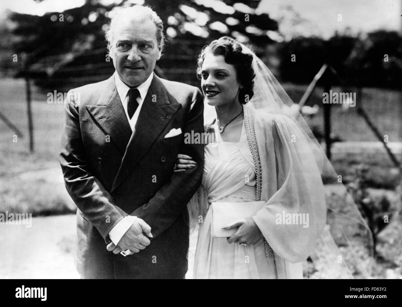 Sacha Guitry with Genevieve de Sereville, 1939 Stock Photo