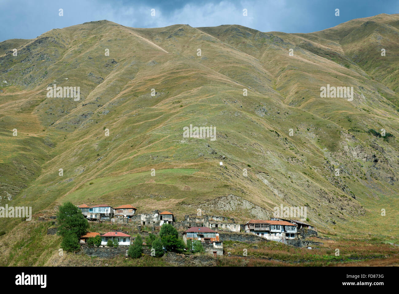 Georgien, Mtskheta-Mtianeti, Häuser der Ortschaft Akhaltsikhe im Sno-Tal südlich von Stepansminda. Stock Photo
