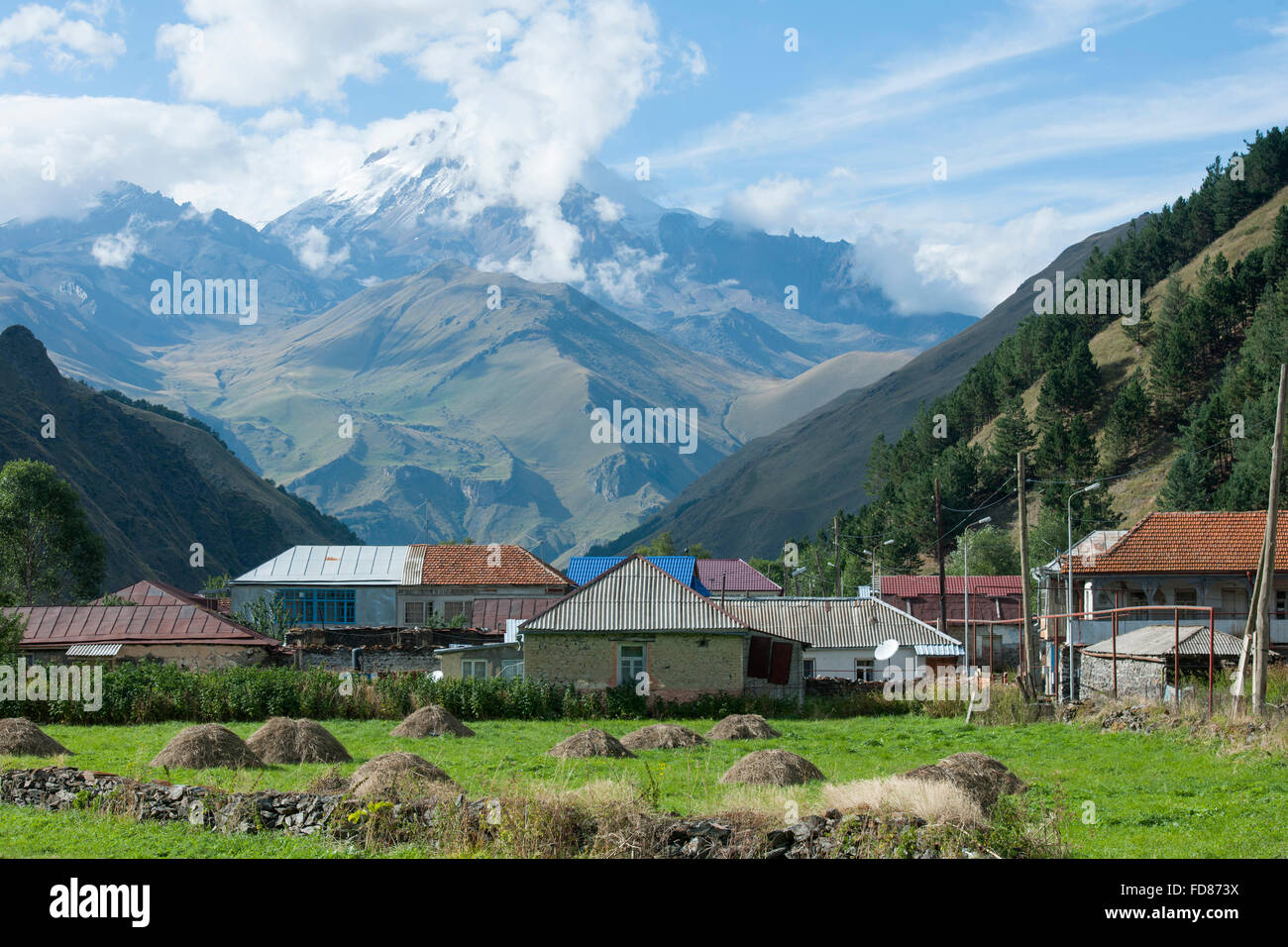 Georgien, Mtskheta-Mtianeti, Häuser der Ortschaft Akhaltsikhe im Sno-Tal südlich von Stepansminda, im Hintergrund der Berg Kazbe Stock Photo